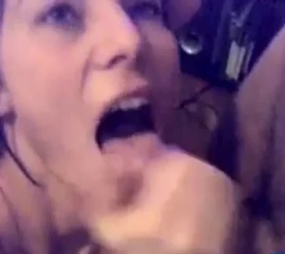 bella ragazza succhia fino a farlo venire