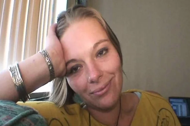 Homeless blonde with a cute smile puts her mouth to work on a big dick