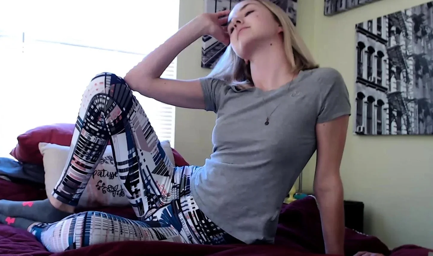 Amateur Webcam Cute Teen Plays Solo with Big Dildo