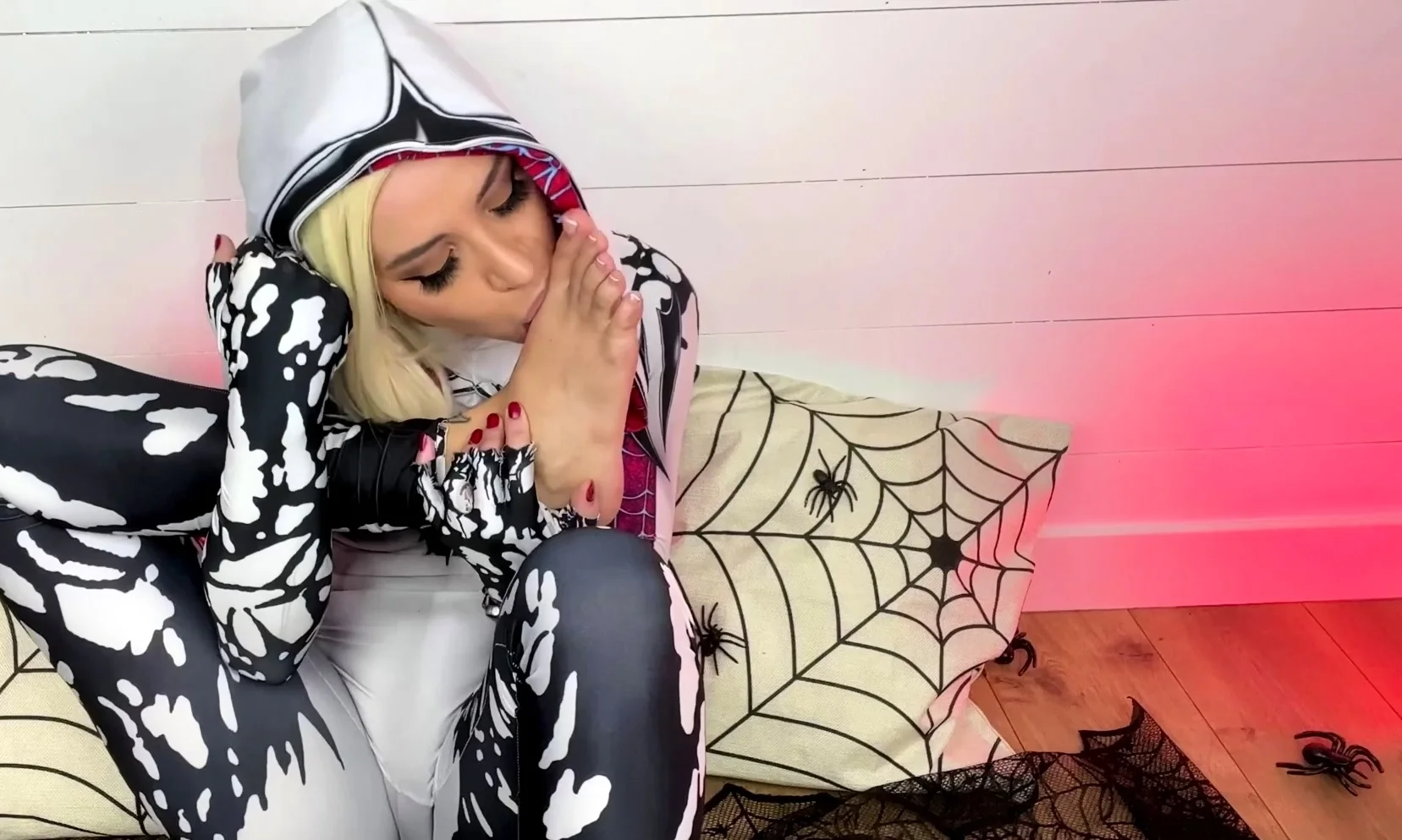 Sleaze blonde has the kinky foot fetish