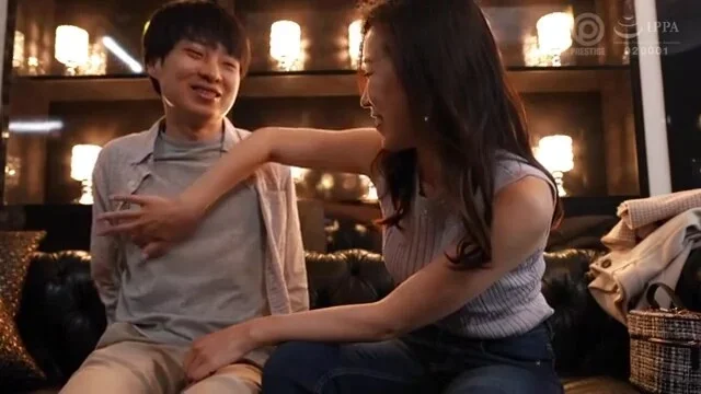 お色気美人妻がM男に乳首舐め、フェラや顔面騎乗クンニで勃起不可避の痴女責め