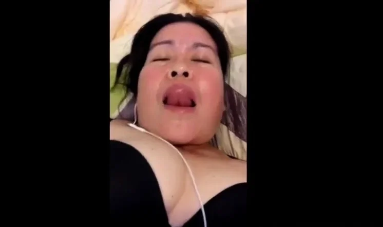 Naughty milf philippino helper orgasm