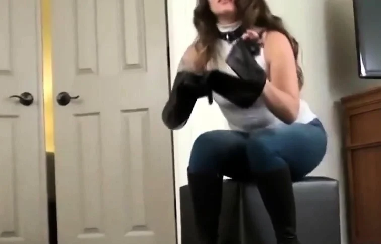 Very nice chick in black high heeled fuck me boots