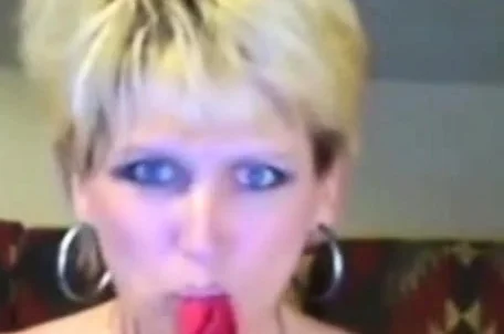 milf shows dirty panties on cam and toys