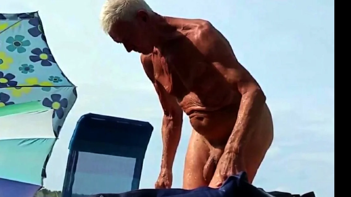 Nudist Opa am Strand - 2
