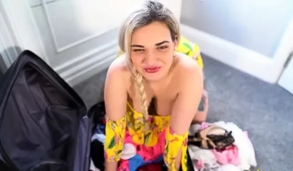 DownBlouse Jerk - Dolly - Cleavage Tease