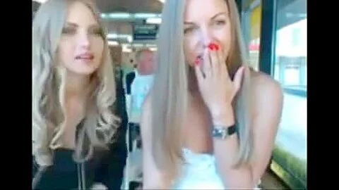 Se desnuda en publico