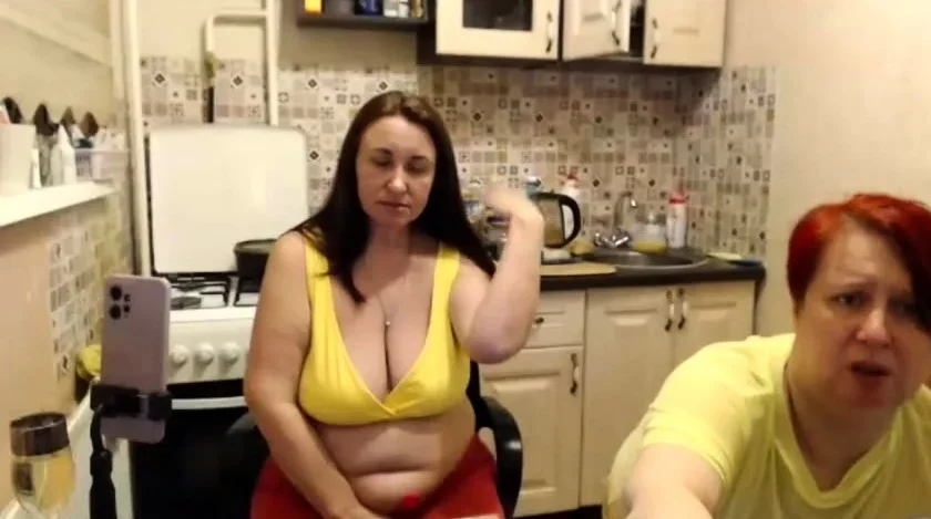 Milf brunette play with dildo on webcam