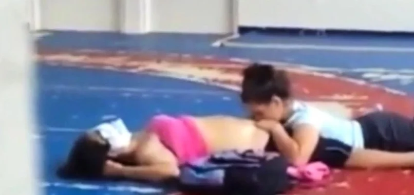 deux coquines surprise au gymnase