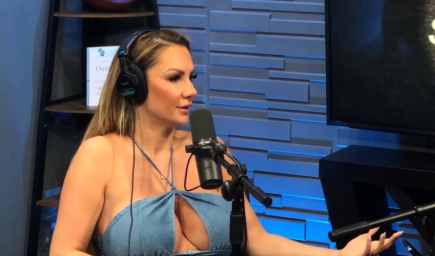 Big boobs milf masturbates with her dildo