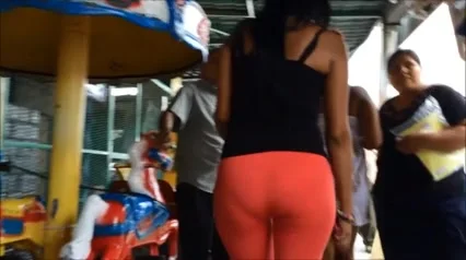VECINA NALGONA EN LICRA EN EL MERCADO.