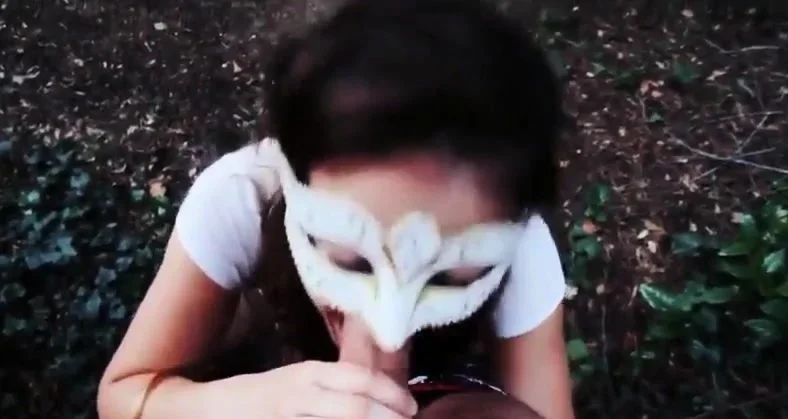 suceuse coquine dans les bois