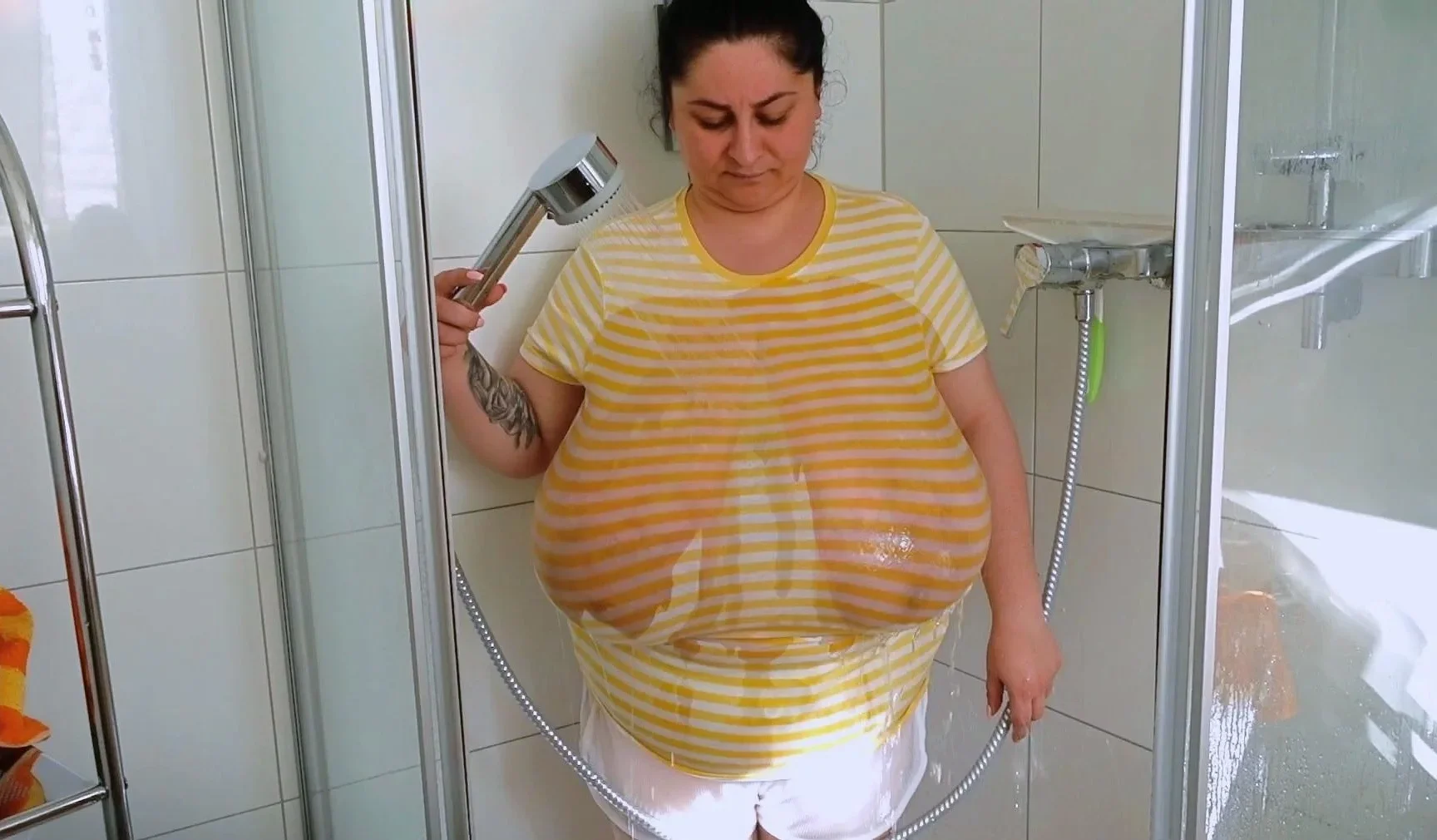 This large amateur cam girl has some very big boobs