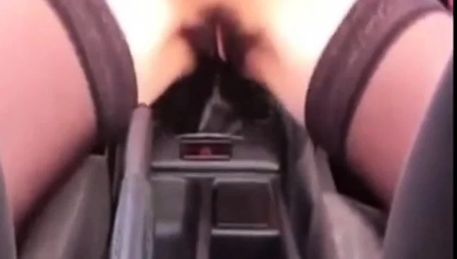 Ma petite pute veut du sexe dans la voiture