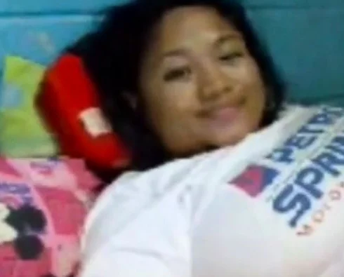 Girl in wite tshirt masterbates