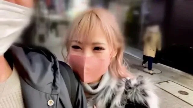 金髪ショートヘアギャル系美女がM字開脚でクンニと手マンされて愛液ピチャピチャ