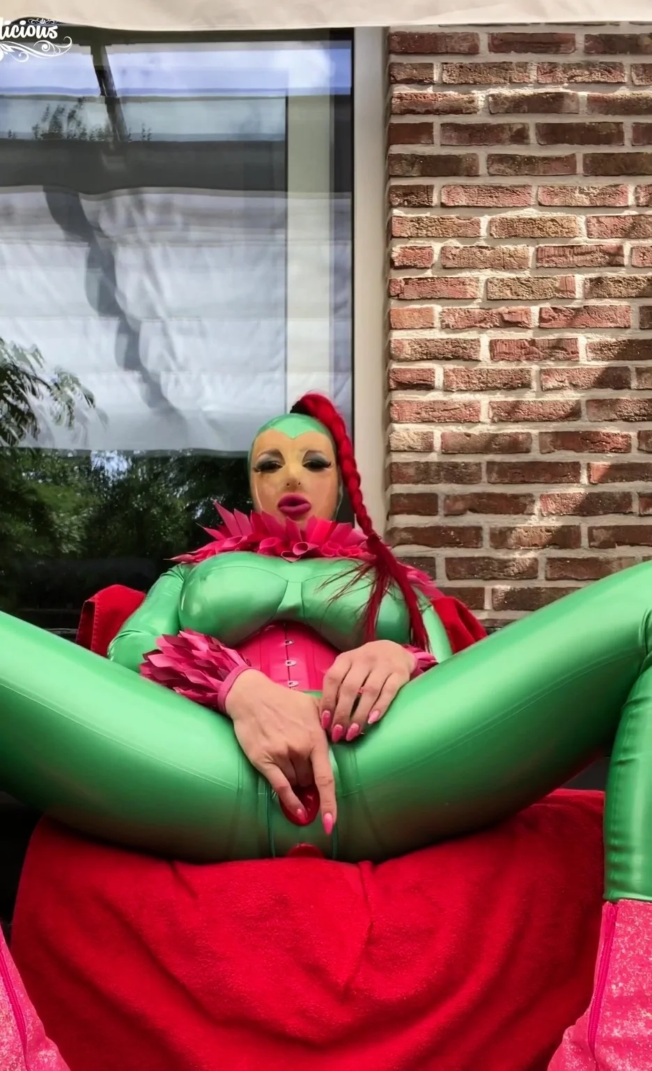 Amateur cd in latex masturbating dildoing