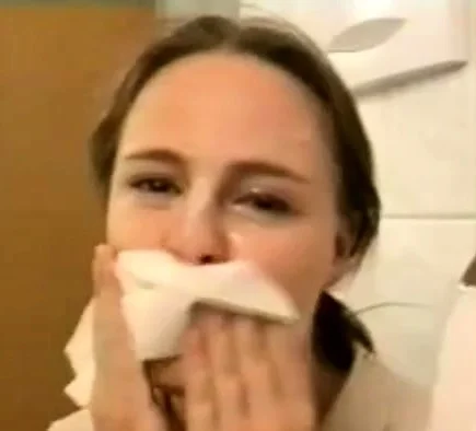 Sie laesst sich ins Gesicht spritzen