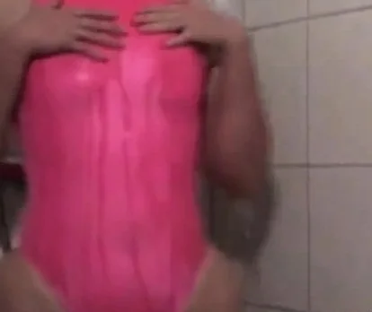 Lady im Badeanzug mit Dildo geil am wichsen und blasen