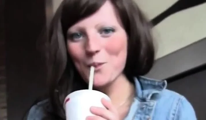 Studentenficke auf McDonalds Klo geknallt und besamt!