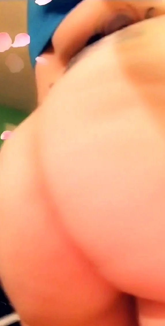 Watch this fetish booty hoe toying her big sexy ass