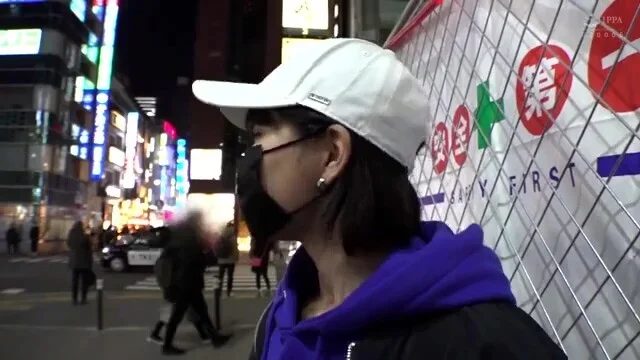 ボーイッシュ美女が乱交セックスでフェラしながらクンニとデンマで感じまくり