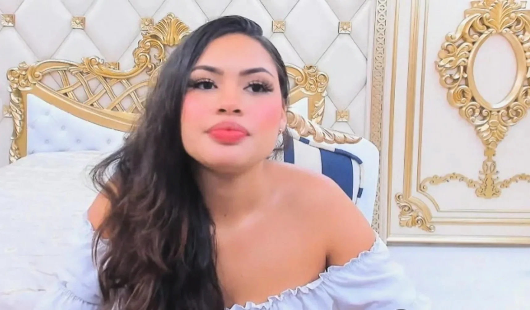 Pretty Hot Babe Having A Masturbation