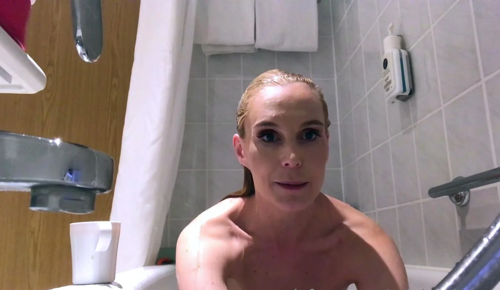 Cumshot amateur MILF suck and jerks dude in the bedroom