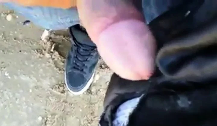 gozando em cima da coroa na praia