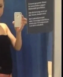 Geile Sau befummelt sich in der Umkleidekabine!