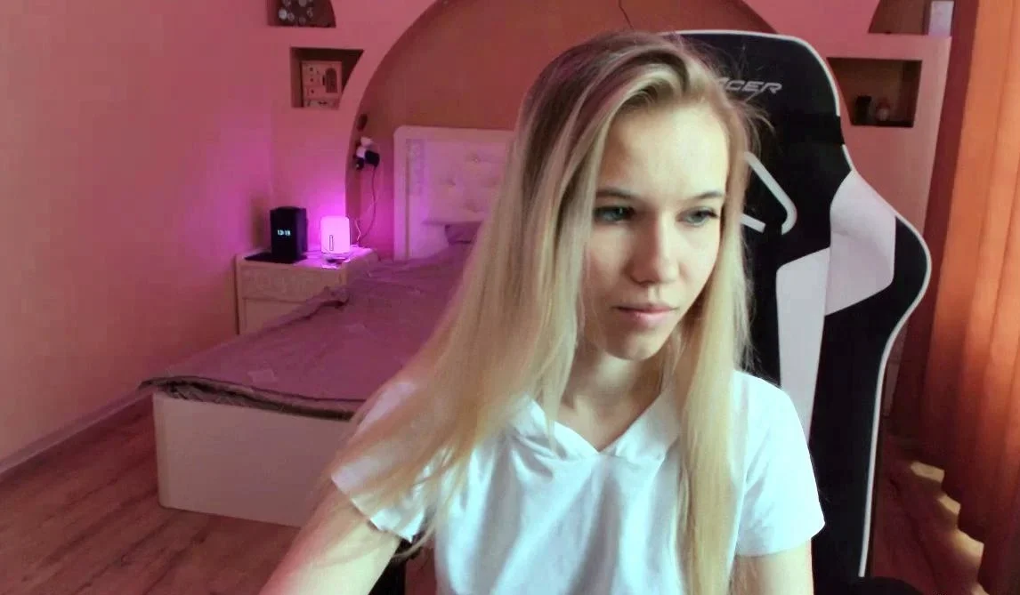 Tasty amateur blonde babe masturbating on web cam