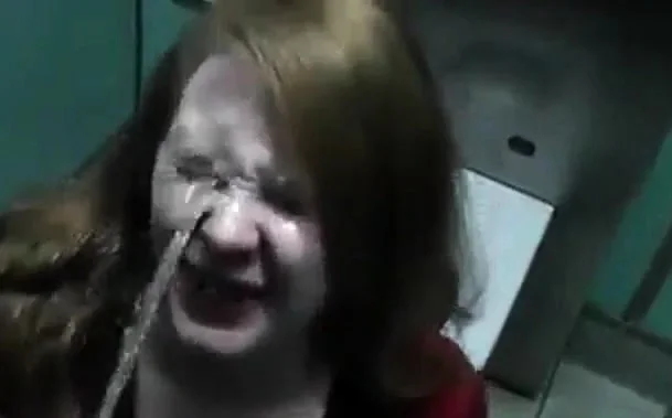 Redhead trinken pissen