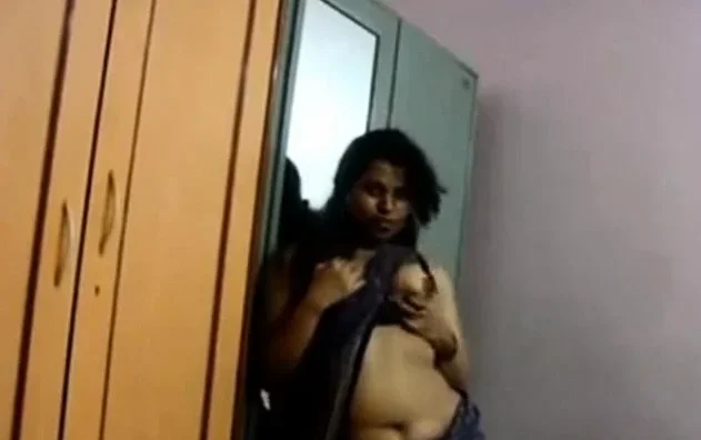 Indian wifey shows her tits every chance she gets