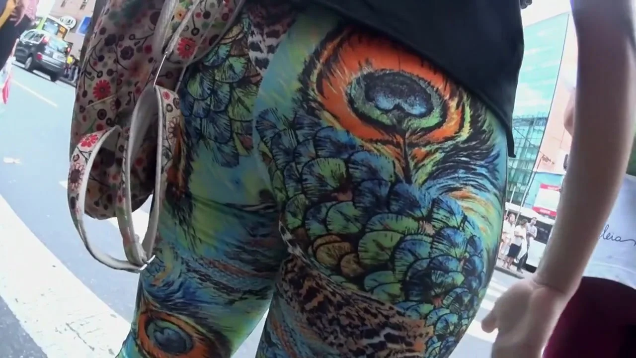 Big butt wiggles in peacock tights
