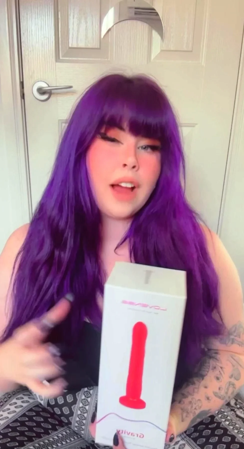 Bubble butt amateur goes solo with a toy in the powder room