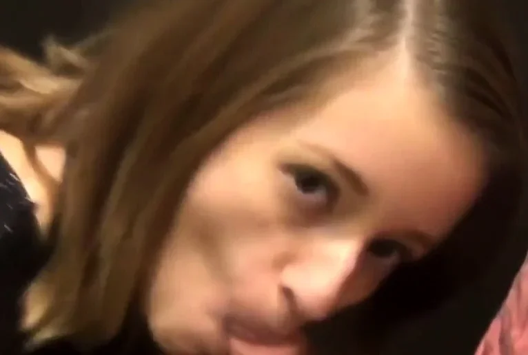 Hot Amateur fickt anal in Umkleide - Gesicht