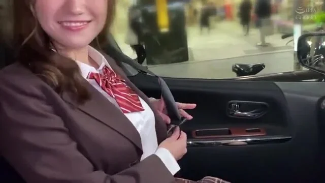 ムッチリグラマーな制服美女が乳首愛撫されて四つん這いクンニで感じまくり