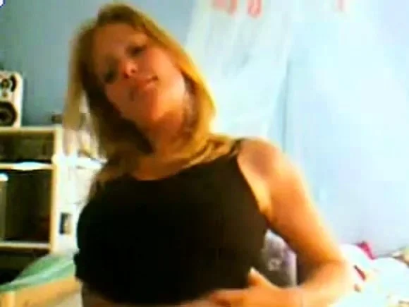college blond babe shows nice boobs