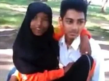 malay- awek tudung hijab bermesraan