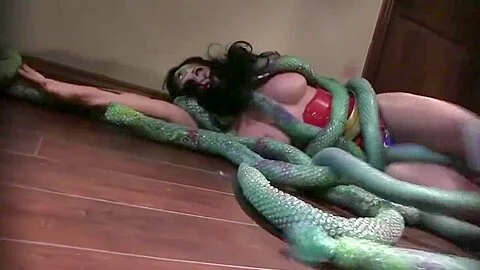 Wonder Woman vs Alien Queen