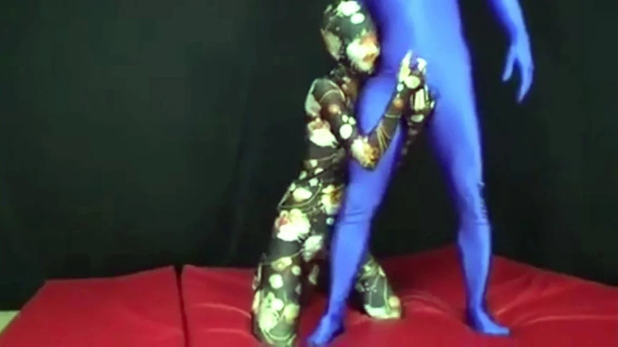 Amateur CDin latex dildoing