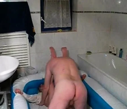 Pissen und Ficken imPool