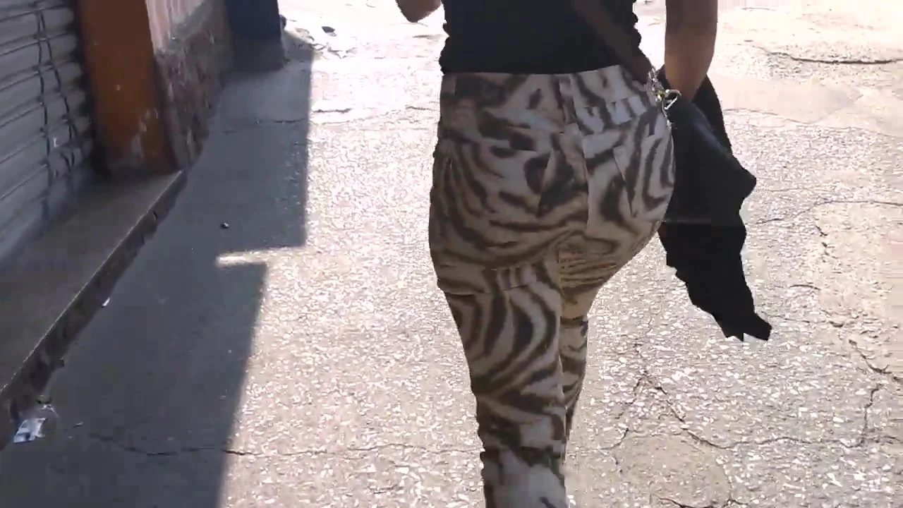 SDRUWS2 - CANDID DELICIOUS BUTT WALKING