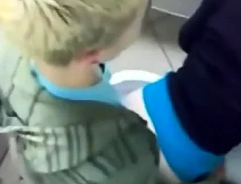 Blondes Paerchen fickt auf dem Schulklo!