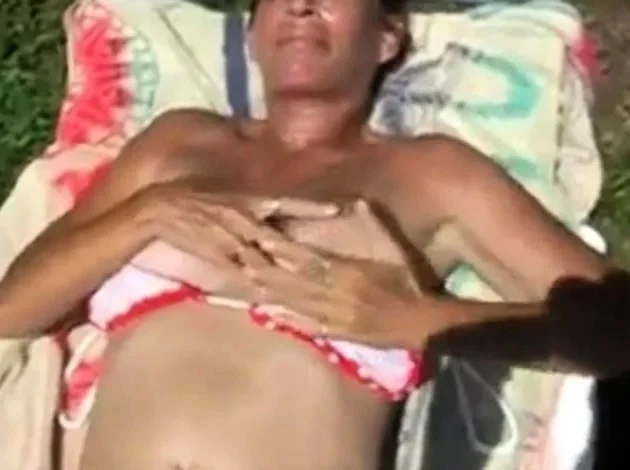 Hairy sloppy pussy cougar fingering herself