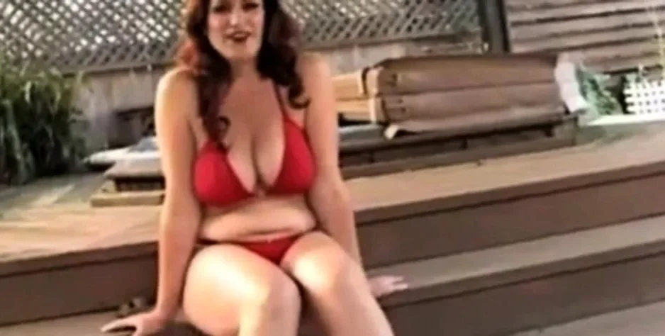 Jolie brune a la piscine