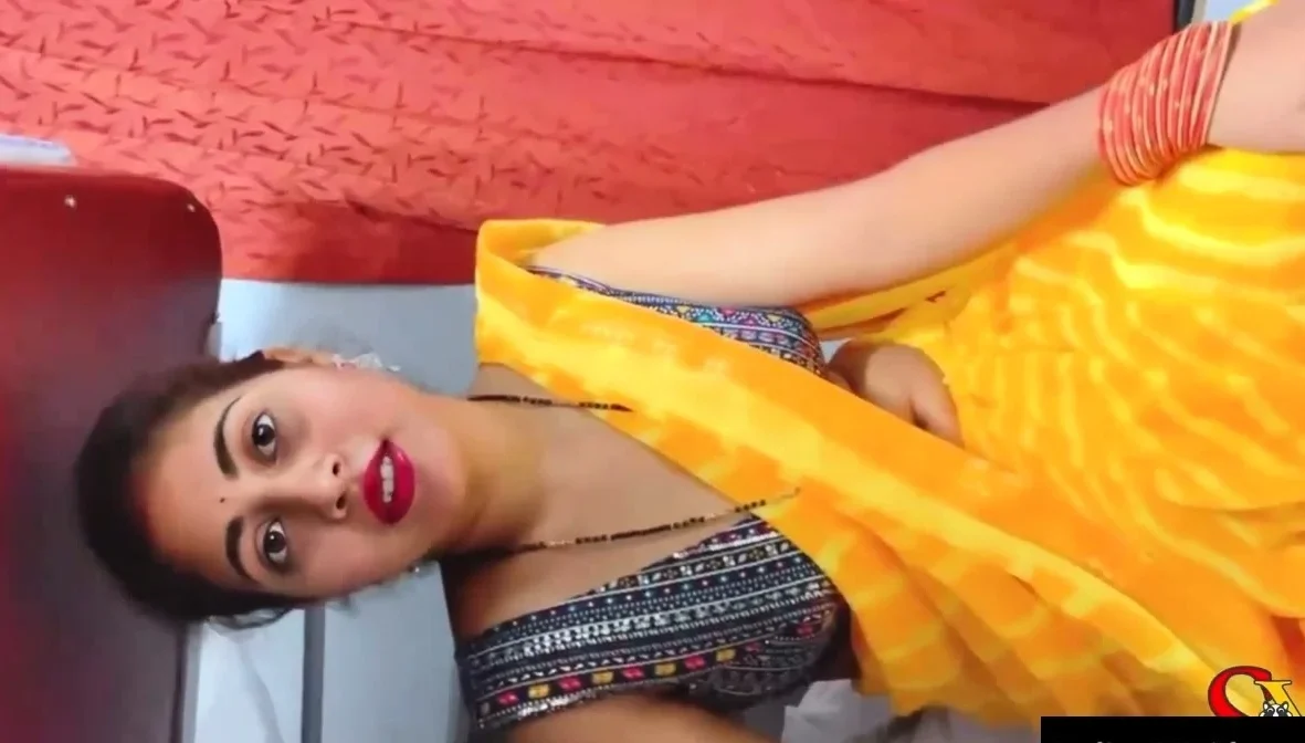 ट्रैन के अंदर चुद गई