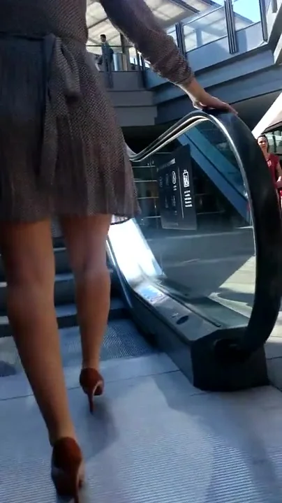 Candid Hot ass and legs in mini-skirt dress.