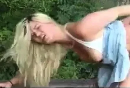 Blondes deutsches Girl Outdoor genagelt