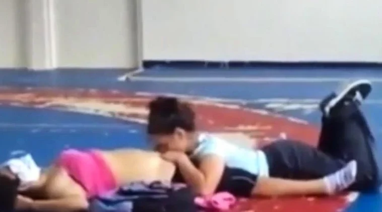 deux coquines surprise au gymnase